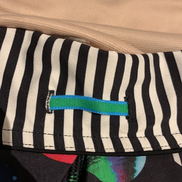 🌟HostPick🌟Colourful Circles Lululemon Seawheeze Speed shorts 2.5 in - size 12 - Picture 6 of 16